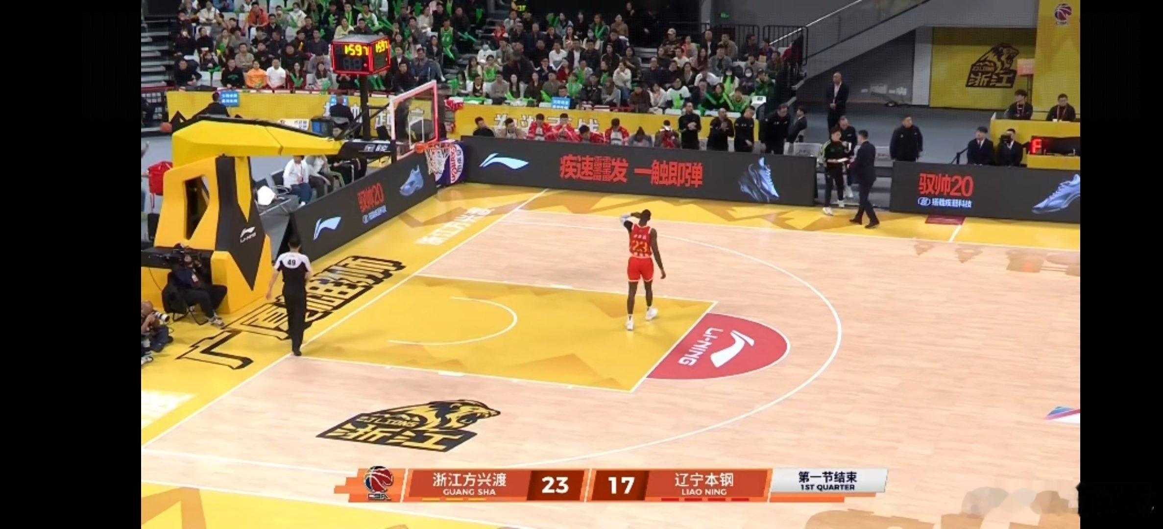 首节战罢，辽宁本钢客场17-23浙江方兴渡。cba辽宁男篮vs广厦男篮