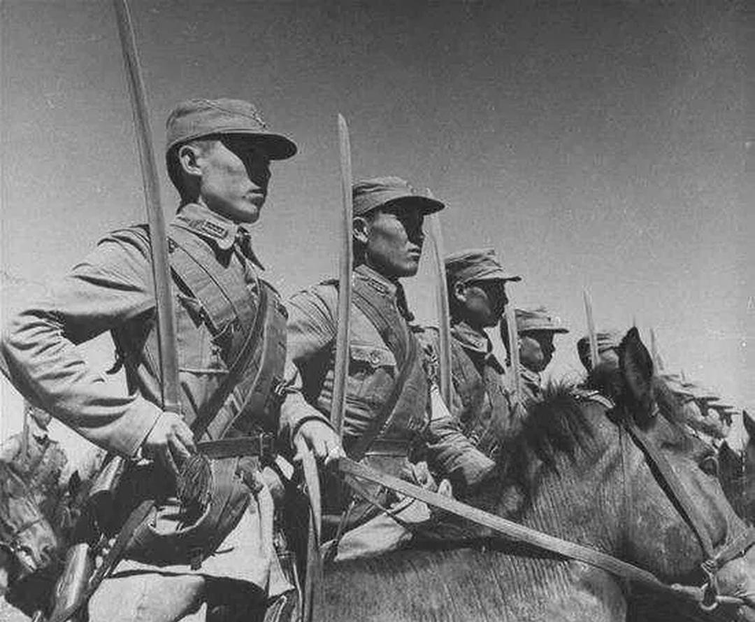 1949年12月，解放军在追击马家军残匪时，司号兵杨忠孝打死了一个穿着与众不同的