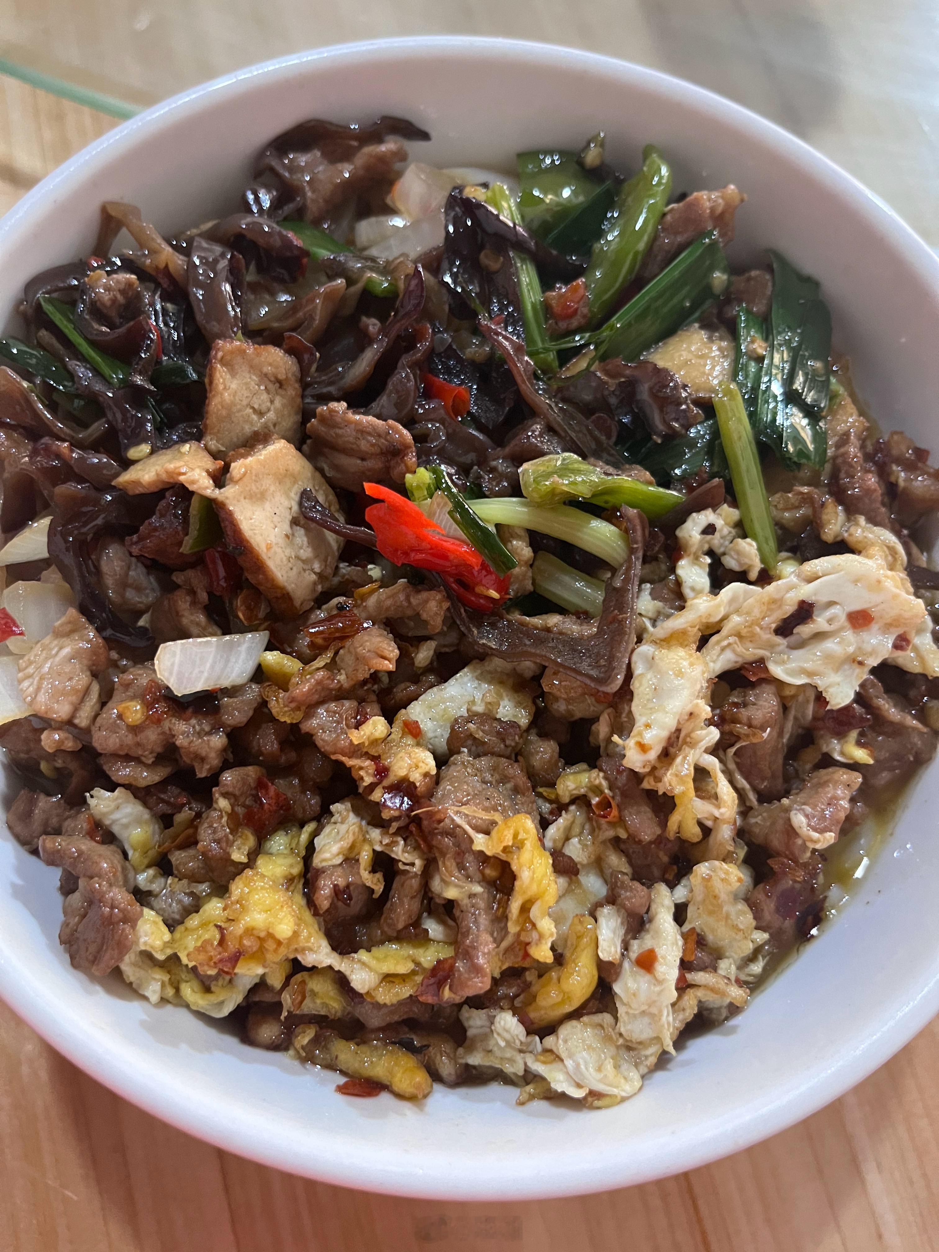 早餐，蛋炒肉和木耳炒肉圆粉。今天终于吃到了圆粉，很是开心。#满哥早餐##跟着李湘