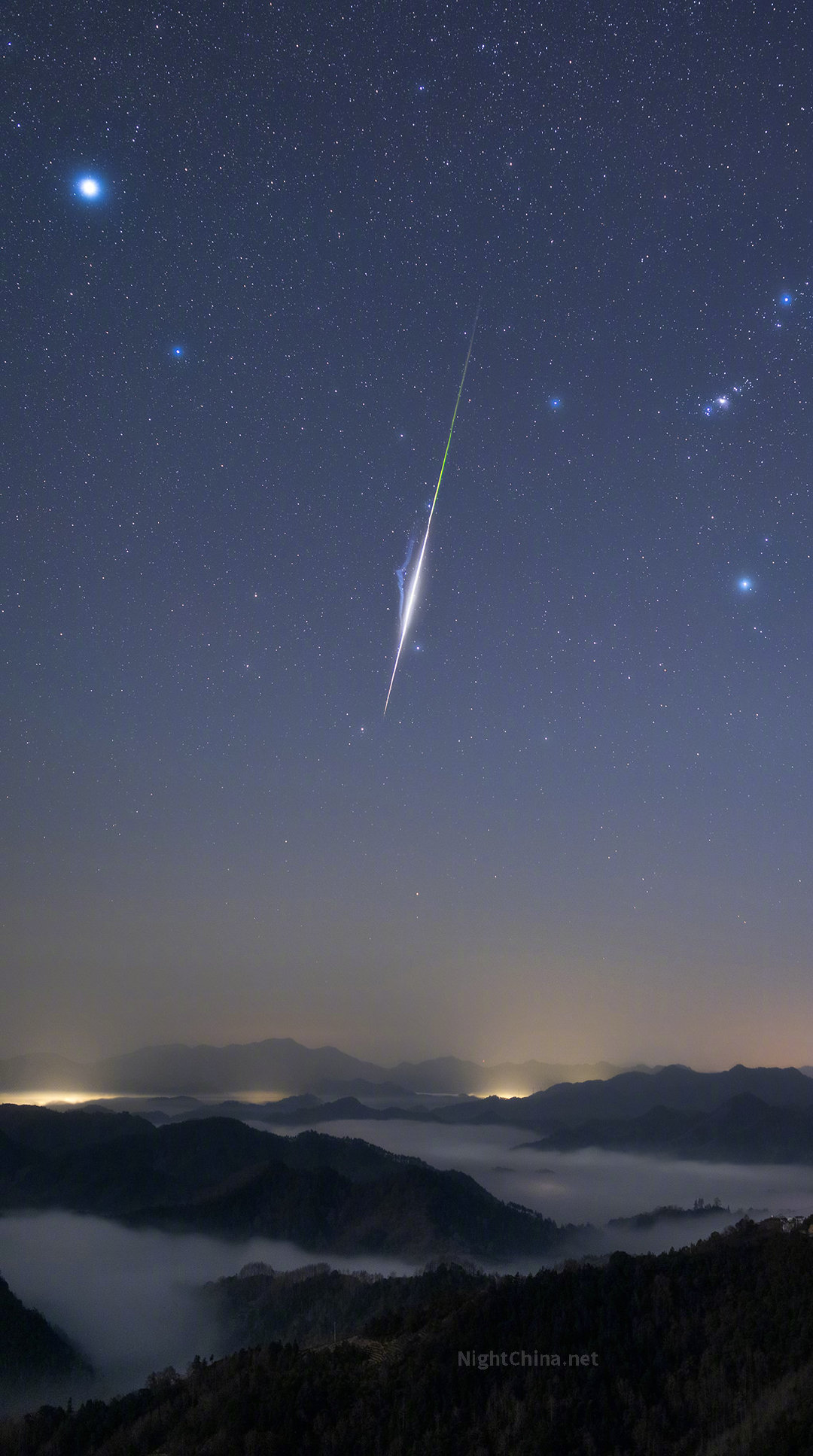 凛冬之夜，万籁俱寂。云海化作温柔的丝絮，静静缠绕在群山腰间。就在这绵长的呼吸里，