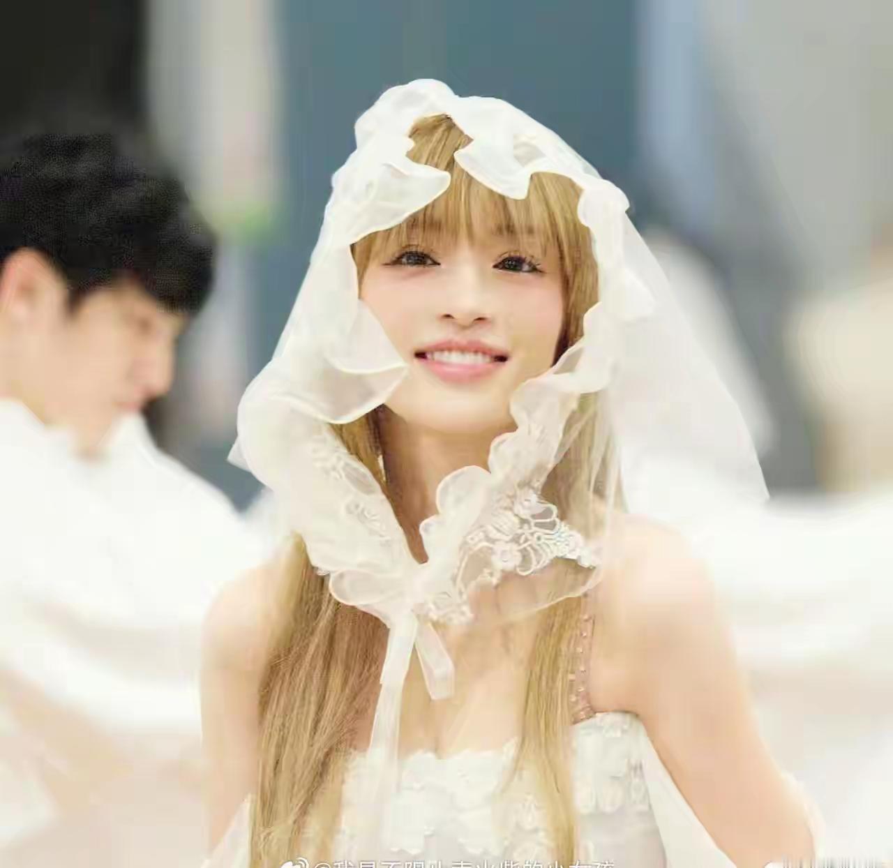 想看日本歌手滨崎步演唱会的可以去日本看！

上海演唱会被唱停，那是有叫停的原因，