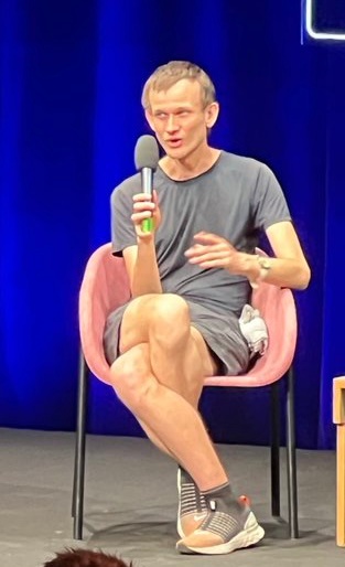 天才的坐姿都是这样的吗？这该死的松弛感