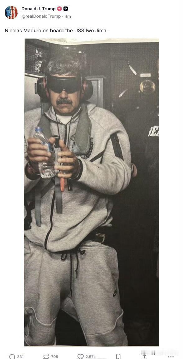 　　“尼古拉斯·马杜罗在美国军舰‘硫磺岛’号上。”特朗普在帖文中写道。 ​