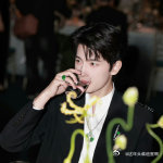 杨洋公式照 黄金比例脸这组简约公式照完整展现杨洋的优越脸型，眉眼、鼻梁与下颌的距