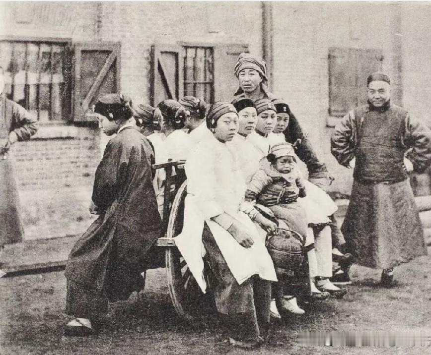 1907年上海街头老影像，小小的独轮车挤满妇女孩童，当时百姓出行有多简陋？