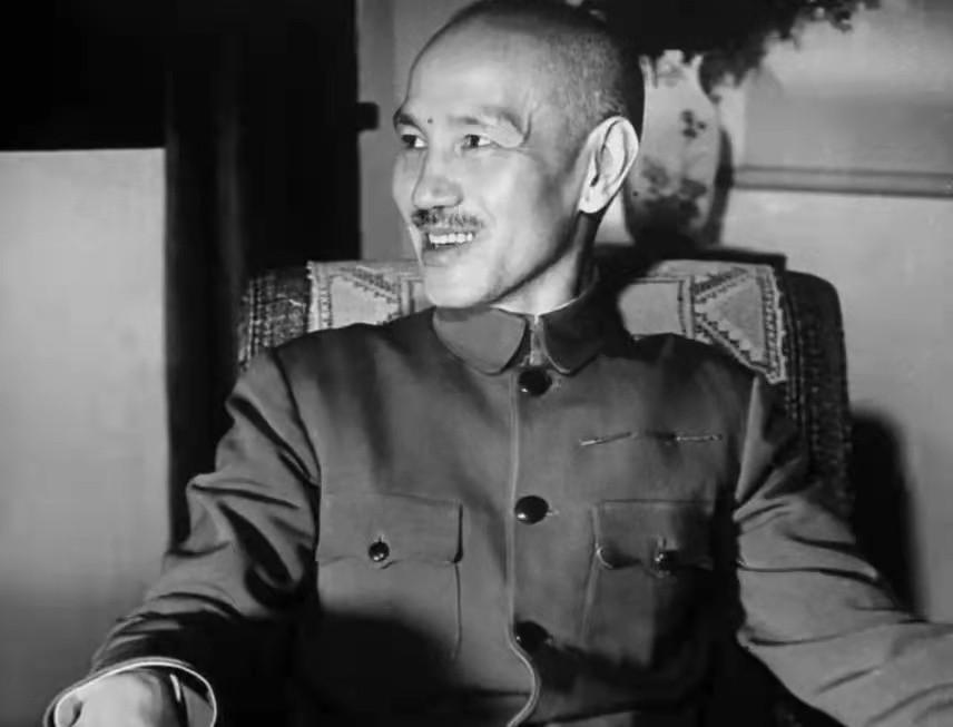1948年，杜聿明找蒋介石告状，指控作战厅厅长郭汝瑰是共产党间谍：“他一不好色，