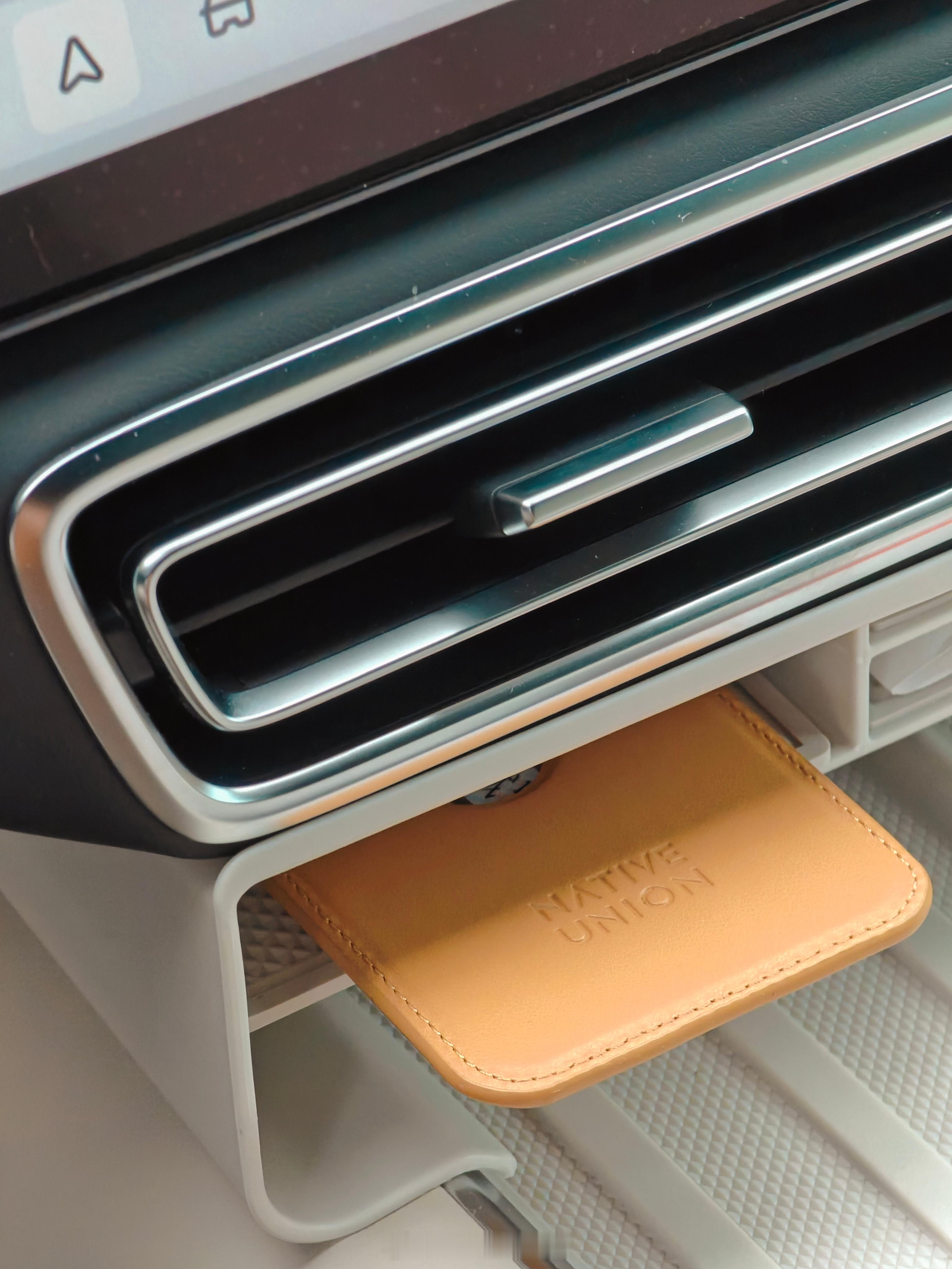 很喜欢我的 Native Union 卡包，质感颜值都在线，手感相当好。 ​​​