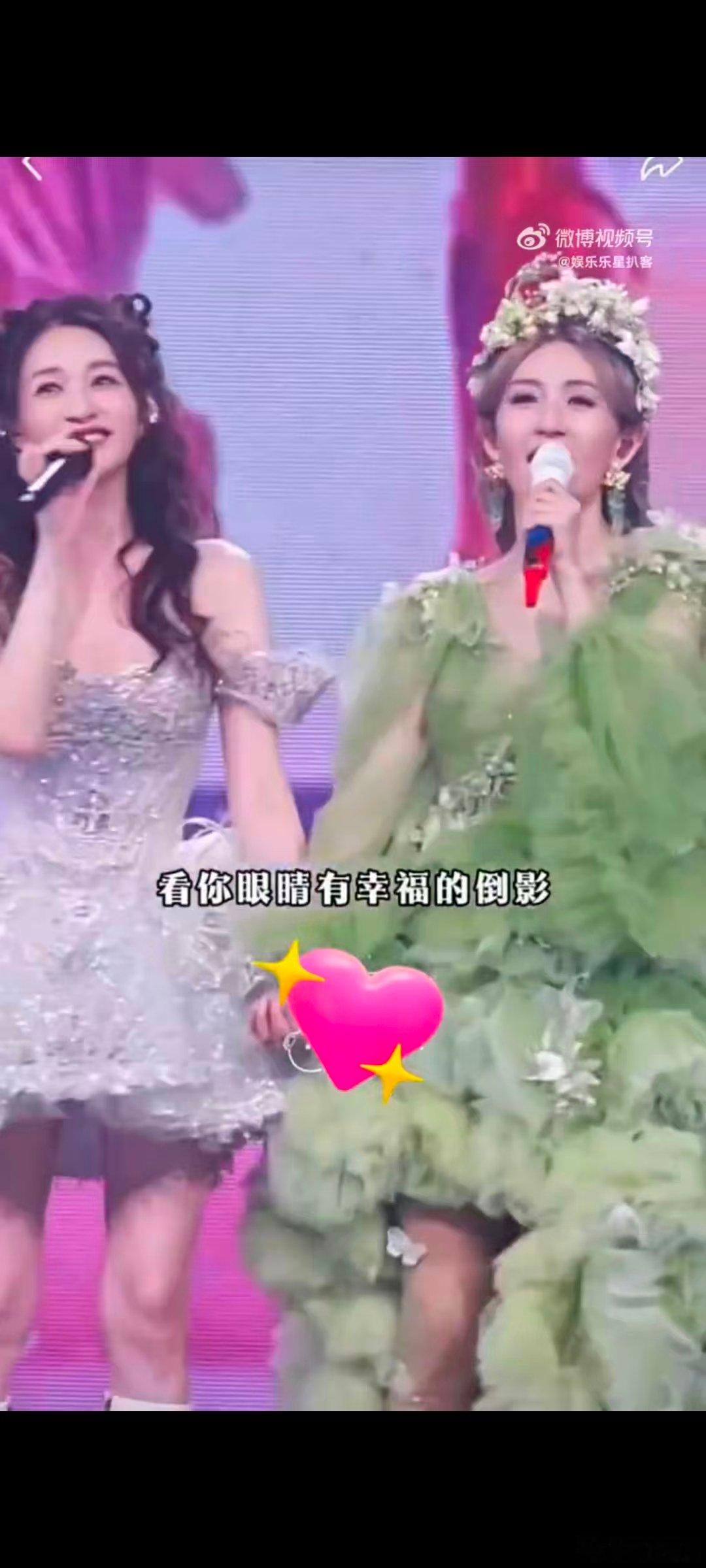 谢娜李小冉两个人都美哭了演唱会猝不及防的感动，两人相视落泪那一刻温柔直戳心底 