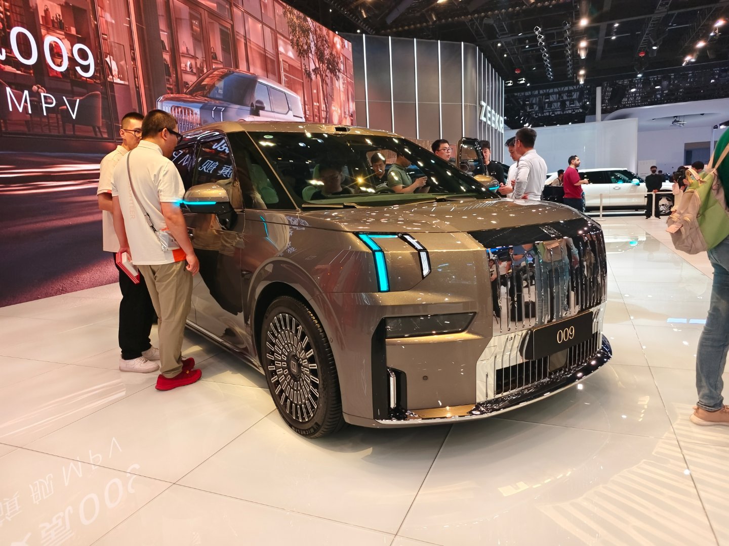 新极氪009还是那么尊贵这次车展亮相了三个版本：七座Ultra、七座Ultra+