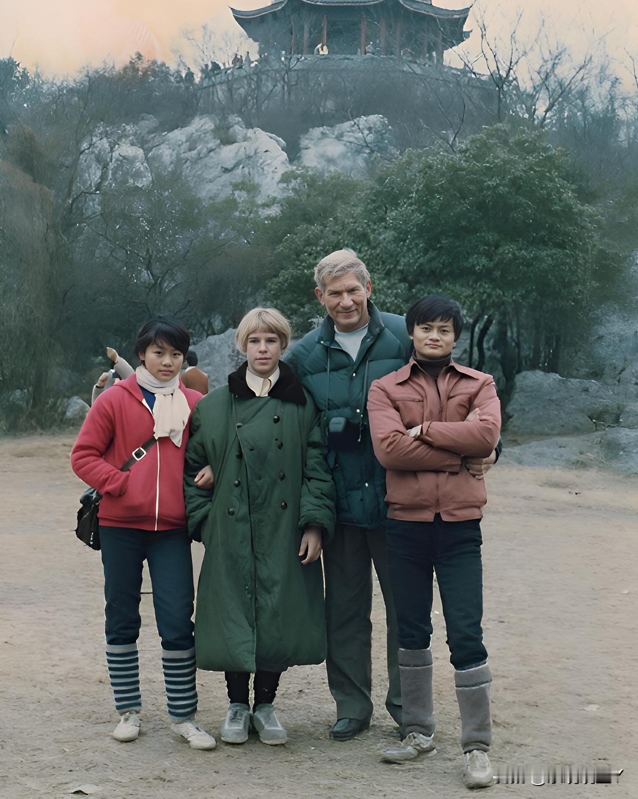 1985年，马云年轻时与妹妹及两个外国朋友在杭州的珍贵合影。那时候马云21岁，真