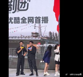 我们不断猜测小马哥的真实身份，但黄景瑜的否认让这个角色更加神秘。看来，要揭开小马