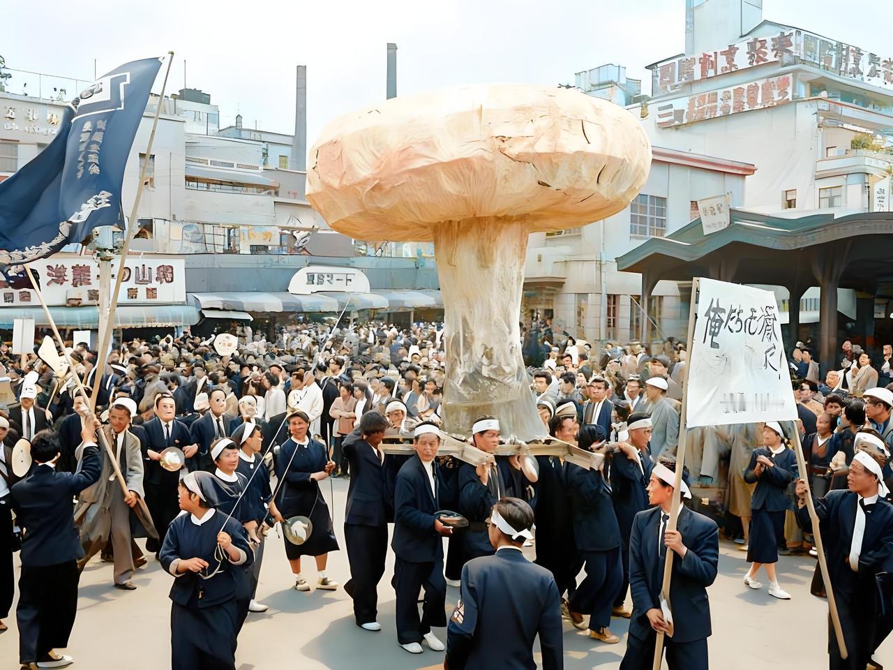 1957年5月1日的东京街头，一场抗议英国计划在圣诞岛测试氢弹的游行正展开。画面