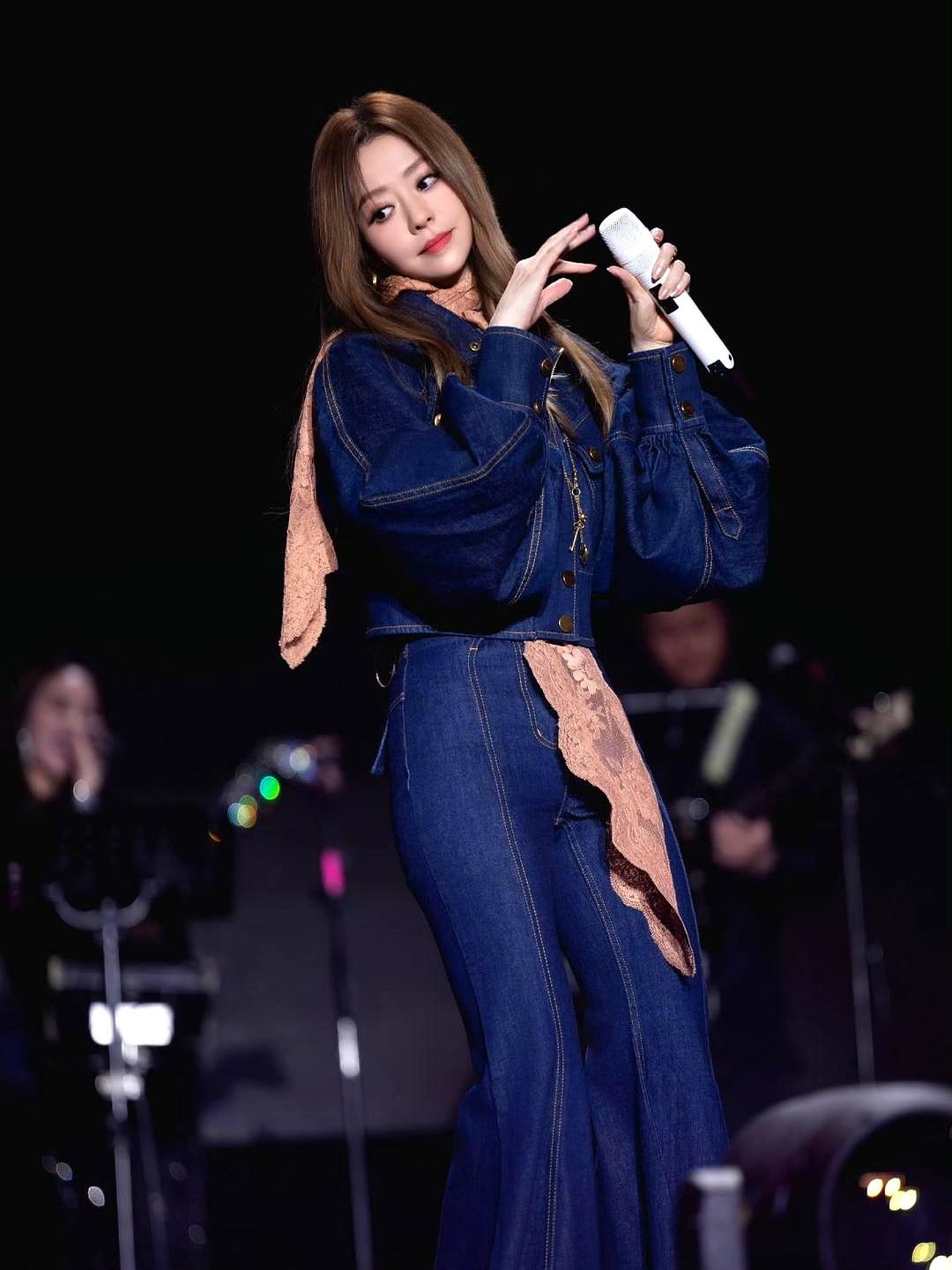 张靓颖这穿搭，简直是行走的教科书！

真没想到，都40岁了，她还能把基础款玩得这