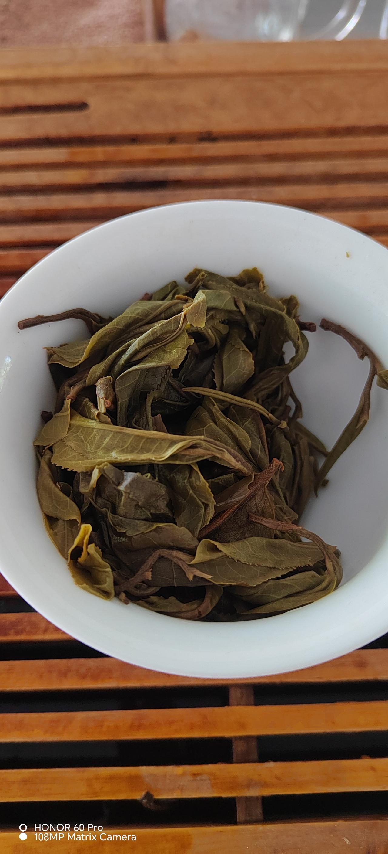 兰花香夹杂着蜜香，入口甜润，很舒服，今年的茶留到现在转化得很好喝了兰花香春茶兰花