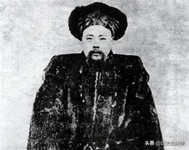 一根竹竿捅落三片瓦，大清巡抚上演“挑瓦革命”，他到底是识时务还是投机者？
 
1