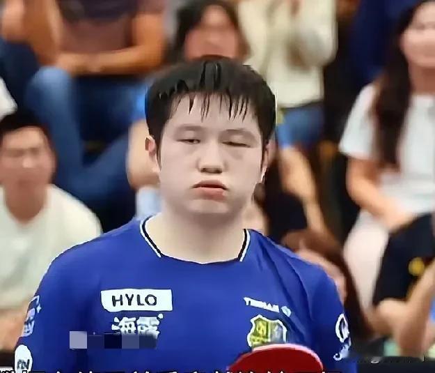怪不得樊振东首秀两连败！对手发球，球都不抛粘手上的，路子真野

不过换个角度看，