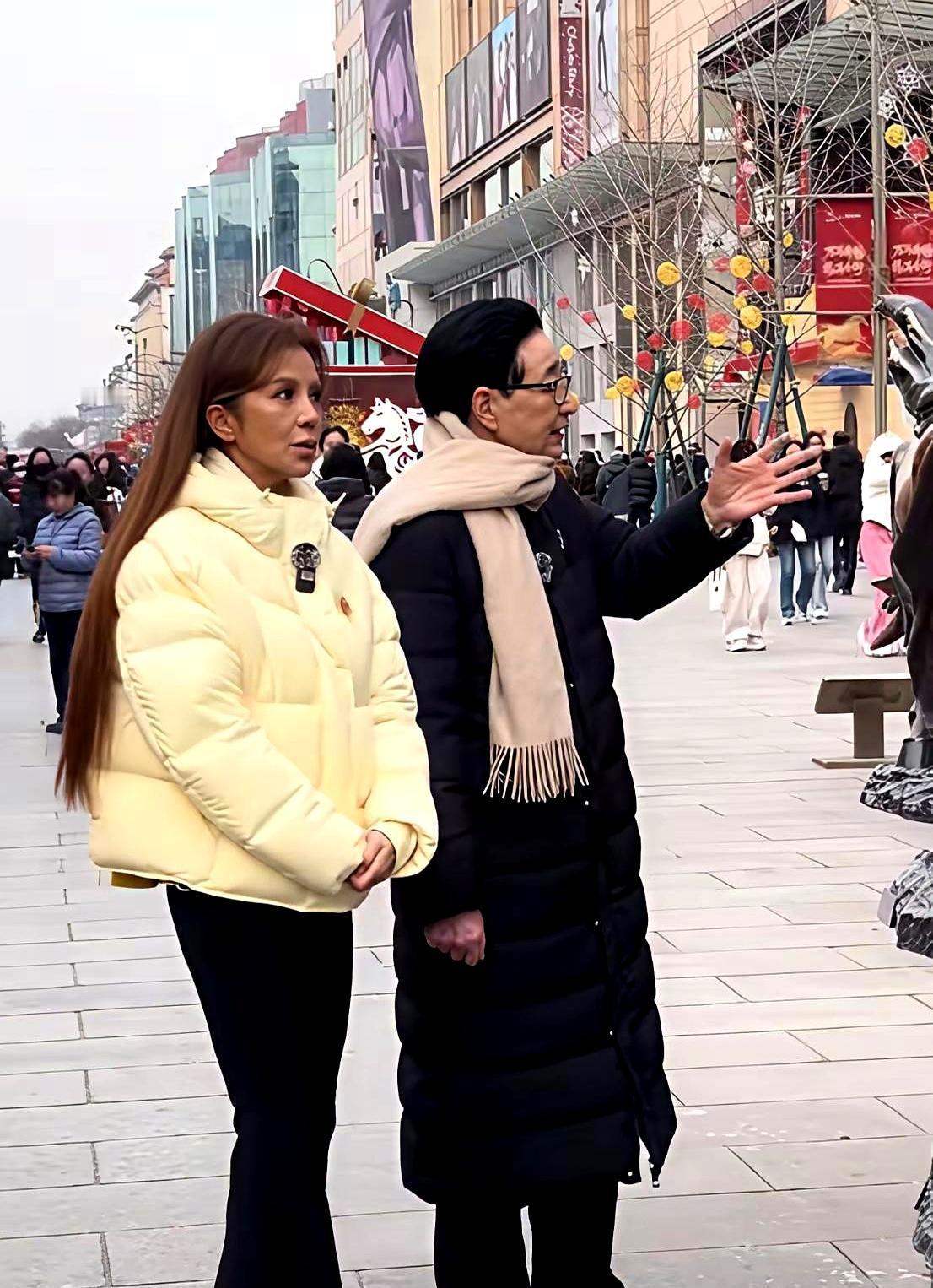 刷到朱迅王府井的生图，我手机差点掉了。
这脸颊凹陷，骨骼线跟刀刻一样，哪还是电视