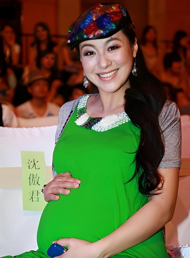 怀孕时的沈傲君