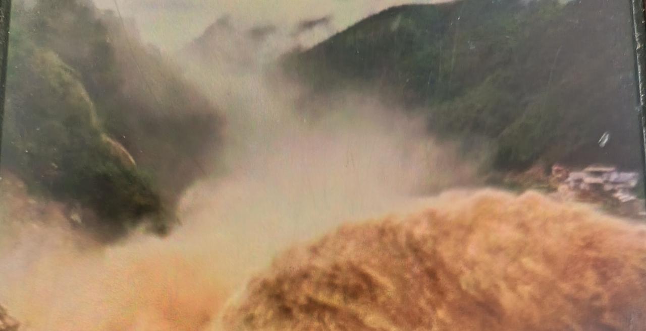 湑水赋（碑刻定稿版）作者：秦岭山中人（贾文成）
滔滔湑水，发脉秦岭主峰，源自太白