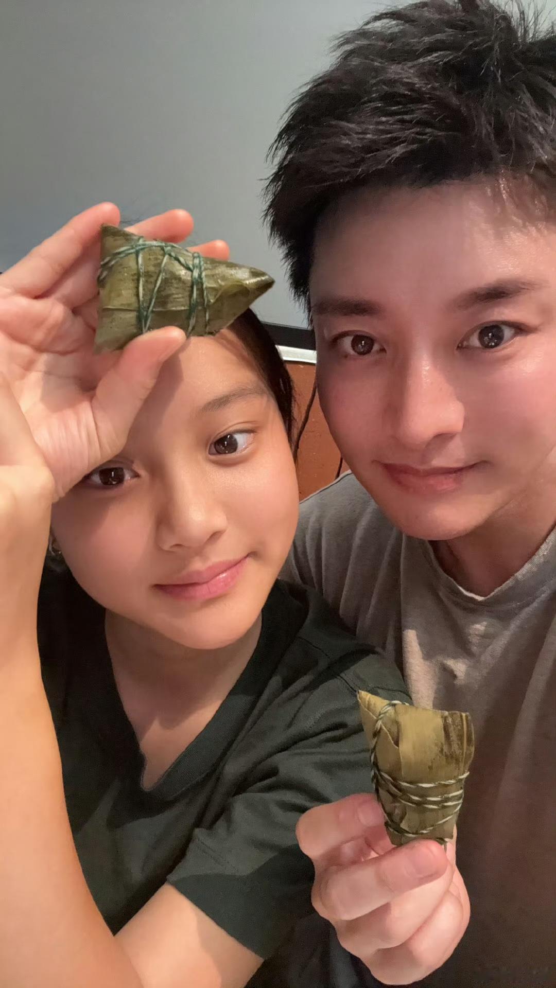 贾乃亮端午节晒与甜馨合影，他还让网友猜父女俩吃的是甜粽还是咸粽。13岁的甜馨一五