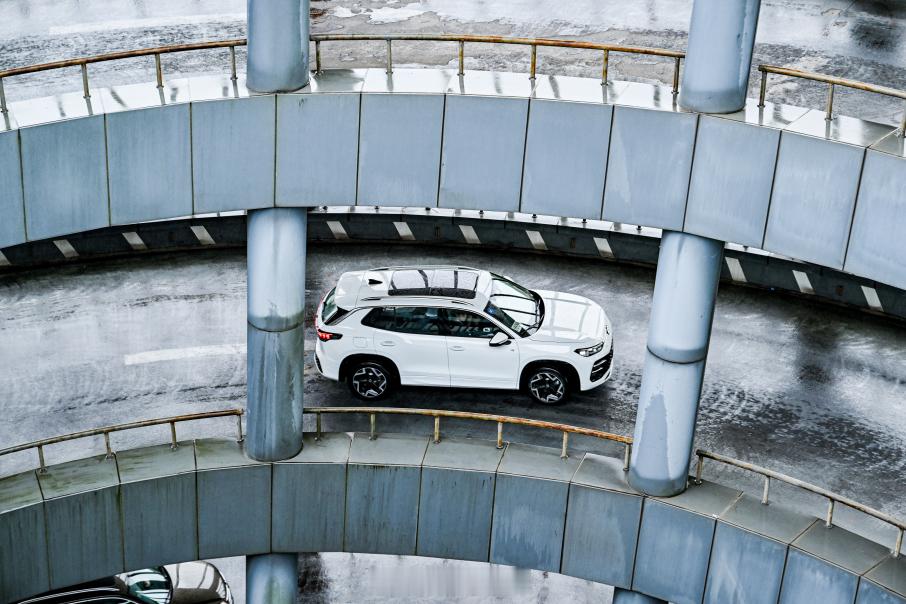 一汽-大众迈腾PHEV、探岳L PHEV 上市了，两款车型分别有两个配置：- 迈