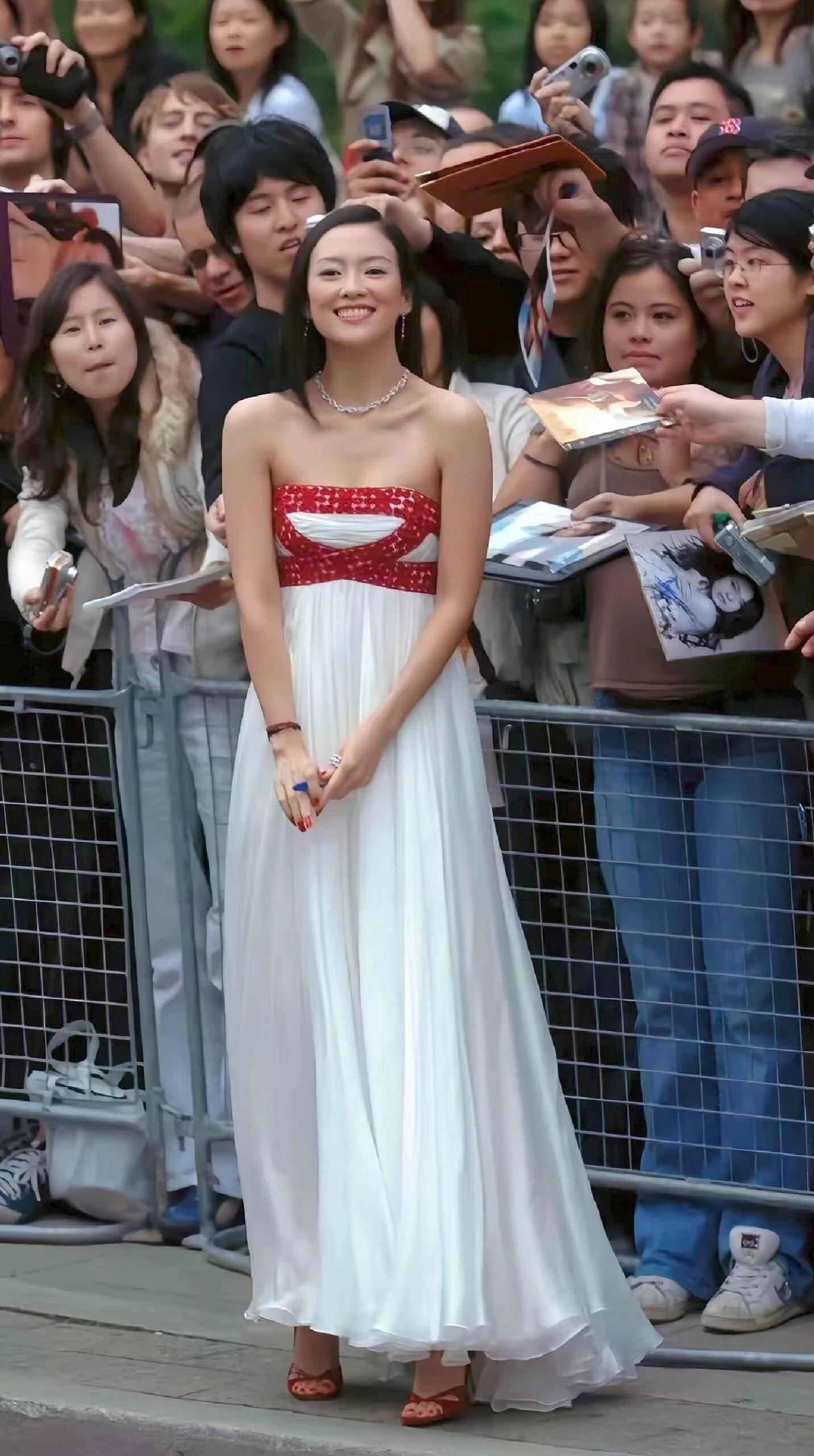 早期的章子怡气质较为逊色。 