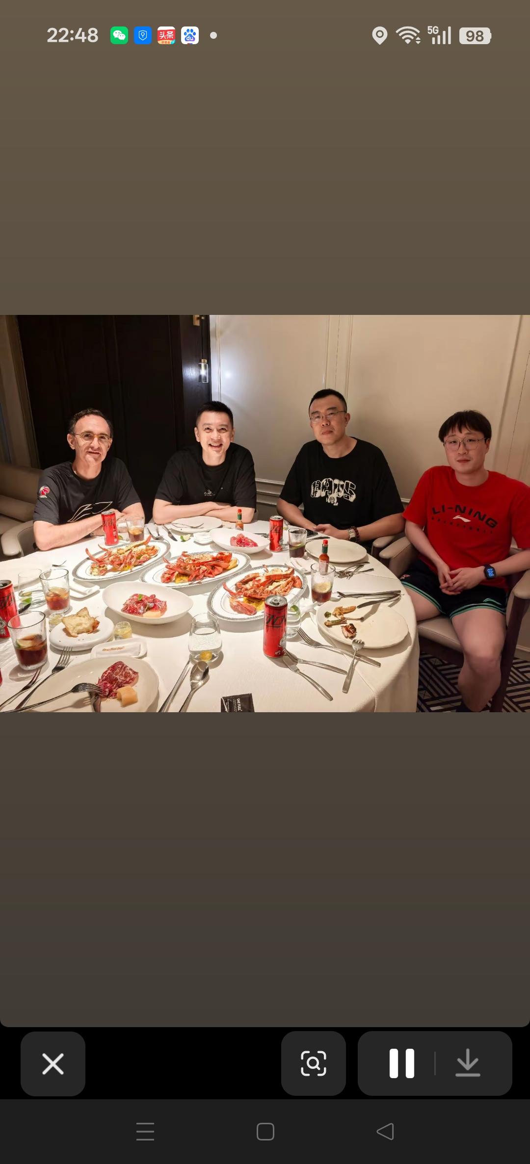 杨鸣晒好友聚餐局！
恭喜韩总上任，庆祝洛佩斯教练老家世界杯夺冠！我婷婷明天还要见