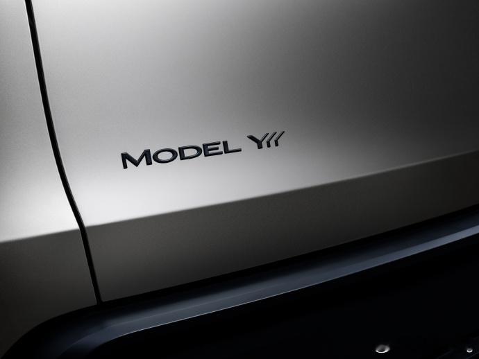 咦，特斯拉今年还有新车：Model Y L  加长6座！新车长宽高分别为 497