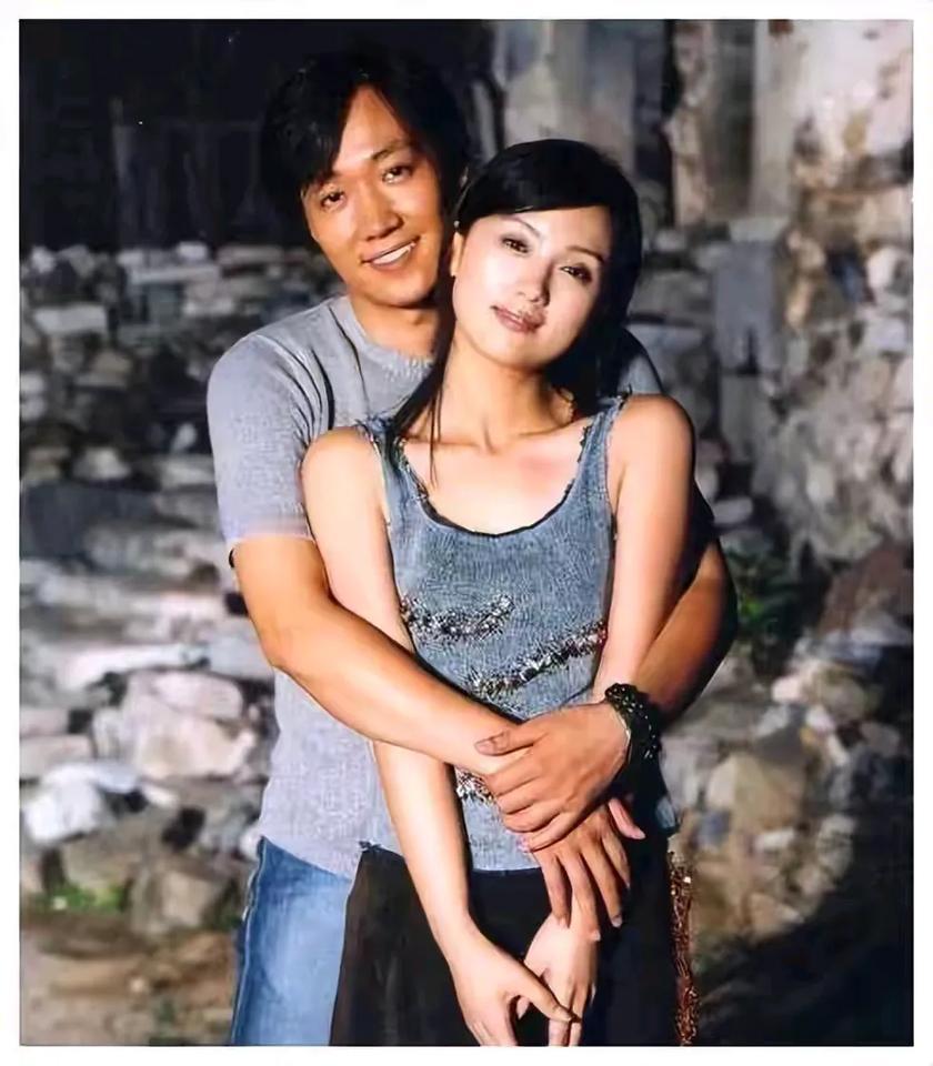 朱媛媛长得好贤惠哦，一看就是好女人的那种，她和辛柏青有二十一相恋史呢，看他们合照
