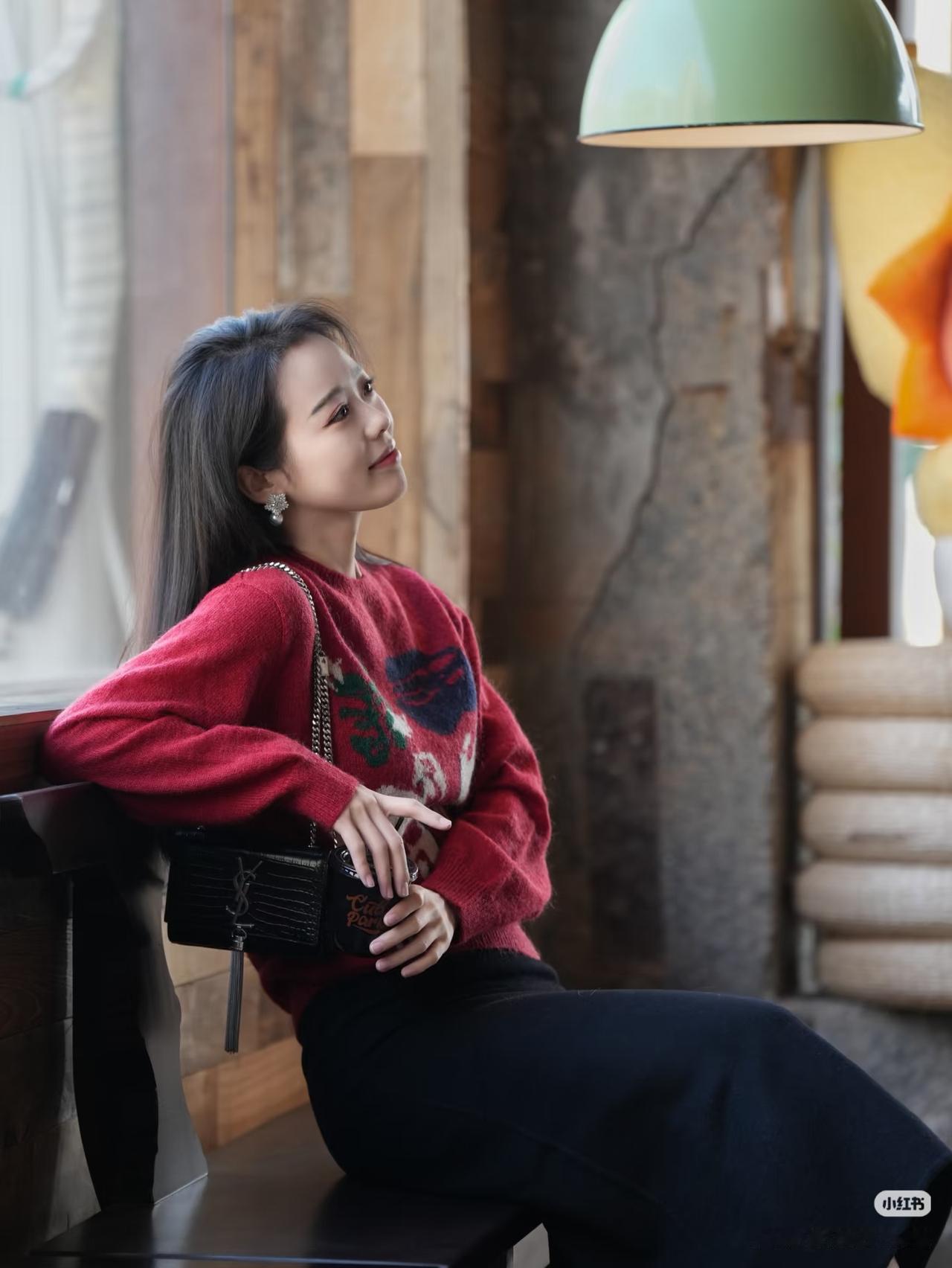 冬日暖阳下，红衣少女倚窗沉思