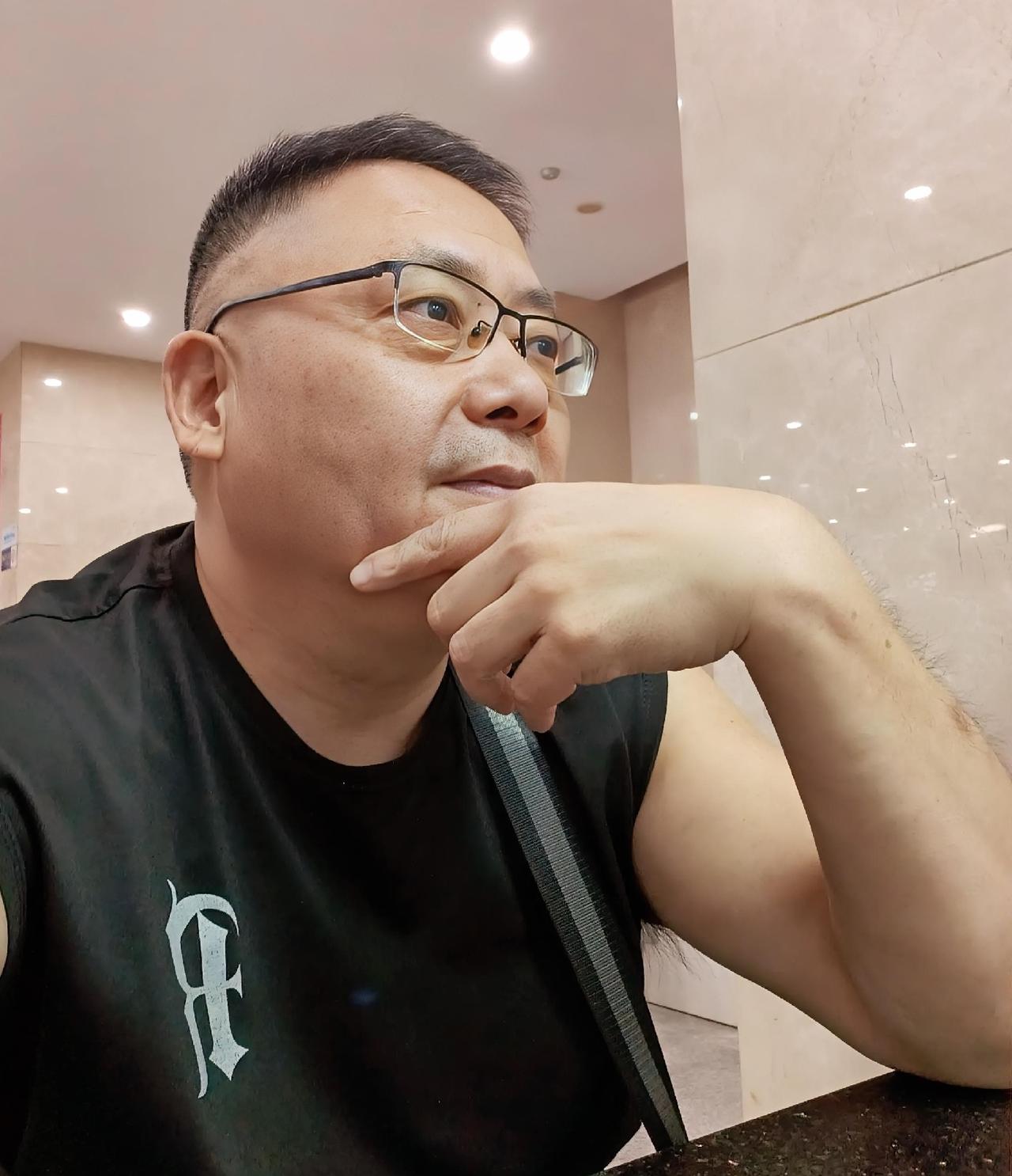 这段时间特别能睡觉，昨晚8点左右就躺在沙发上，开空调，27度睡眠状态。

躺着真