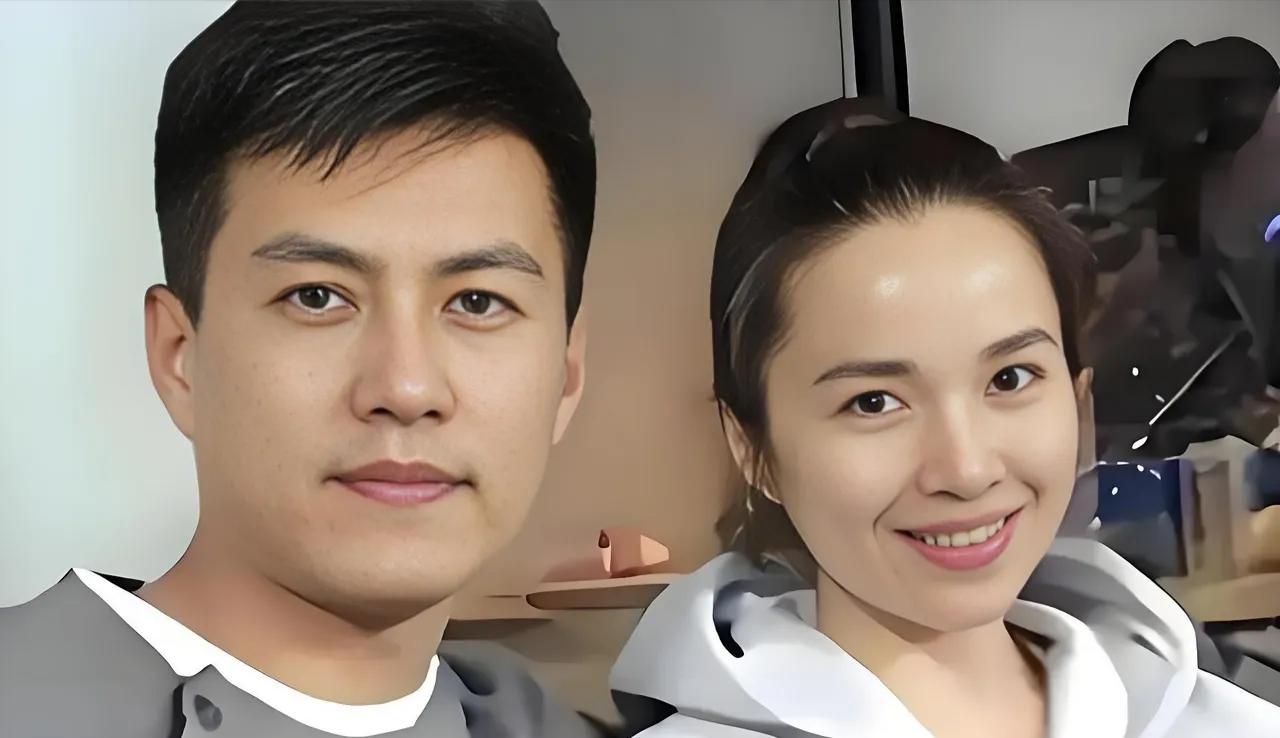 不得不说，靳东和李佳太有夫妻相了。这对演技精湛的夫妻着实让人羡慕。靳东帅气英俊、