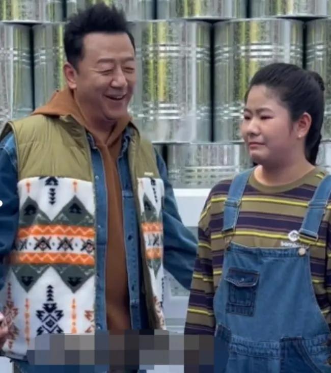 郭涛带着女儿，穿着父女装走上了t台。女儿还在青春期，全身肉肉的，和爸爸长得很像。