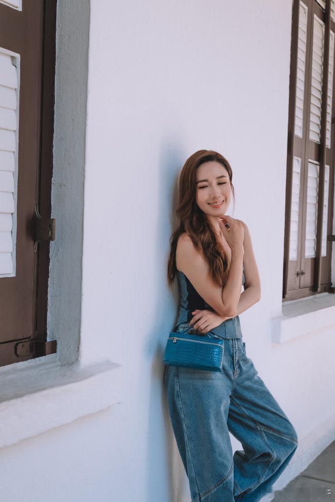 李施嬅没去浪姐却又弹又唱听完直接被圈粉了有木有，李施嬅弹唱周董新歌也太好听了，完