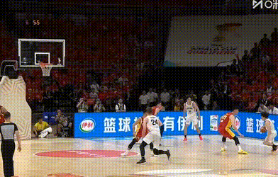 霍金森终于第一次被吹犯规中国男篮vs日本男篮