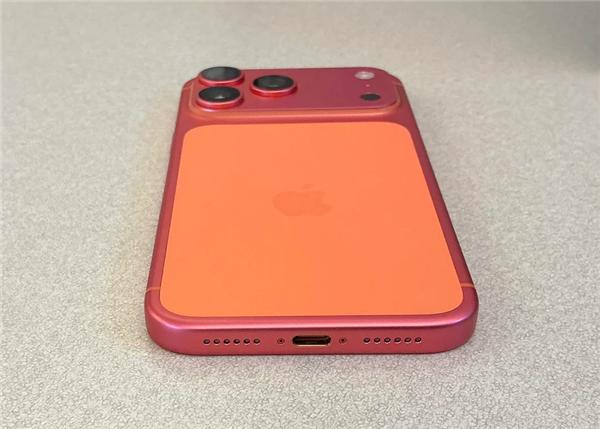 今年买 iPhone 17 的朋友们赚了啊！用着用着橙色会褪色，变成玫瑰色～～