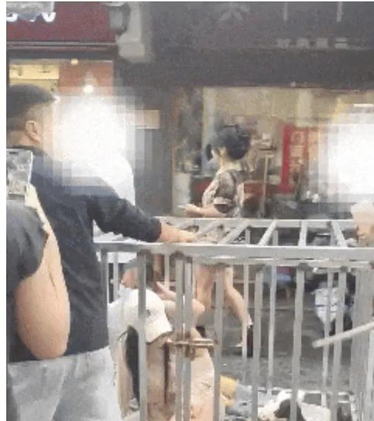 一件事
出现两种截然不同的说法
实在让人看得一头雾水

一开始街道办直接判定网传