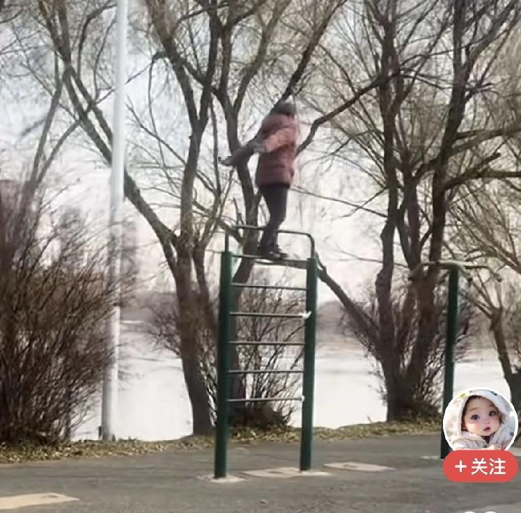 不服不行！[捂脸]

看看这位老妇人，居然站在这么高的体育器械上做运动……

我