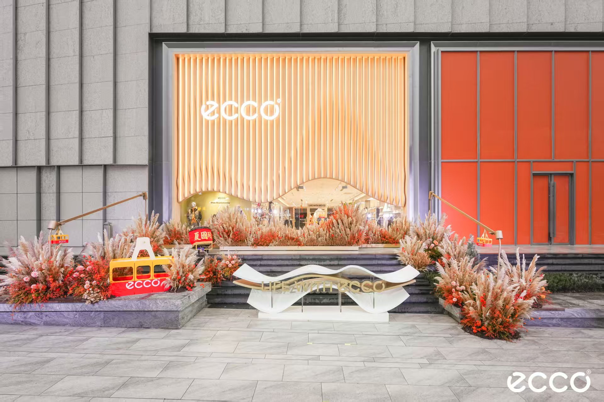 【】11月14日，重庆。ecco北城天街新店启幕，黄景瑜惊喜现身参加活动，与众多