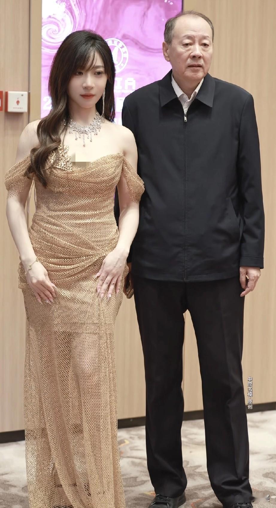 活动场合里，一侧是闪耀礼裙配精致珠宝，尽显优雅华丽；一侧侯总是简约利落的正装，沉