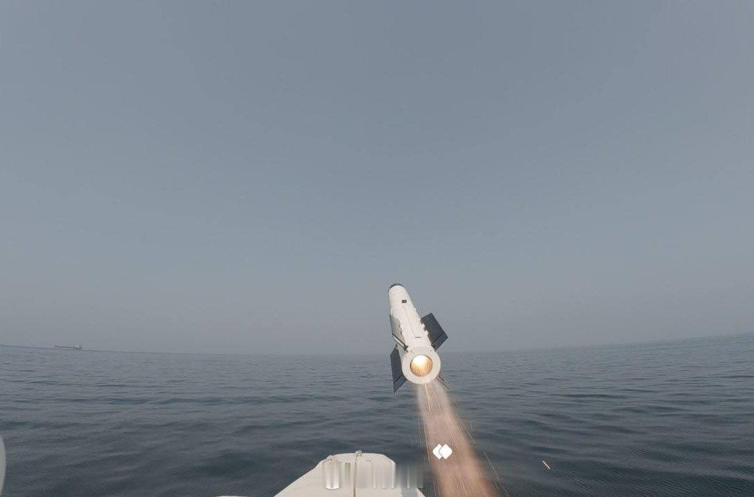 伊斯兰革命卫队海军在霍尔木兹海峡进行了第二天的演习，其中包括发射导弹、摧毁敌方船