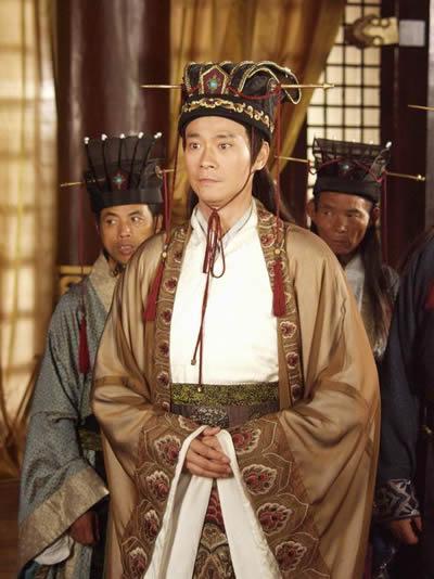 他给李世民当了22年“首席幕僚长”，却从不穿紫袍！史书不敢明写的真相：房玄龄不是