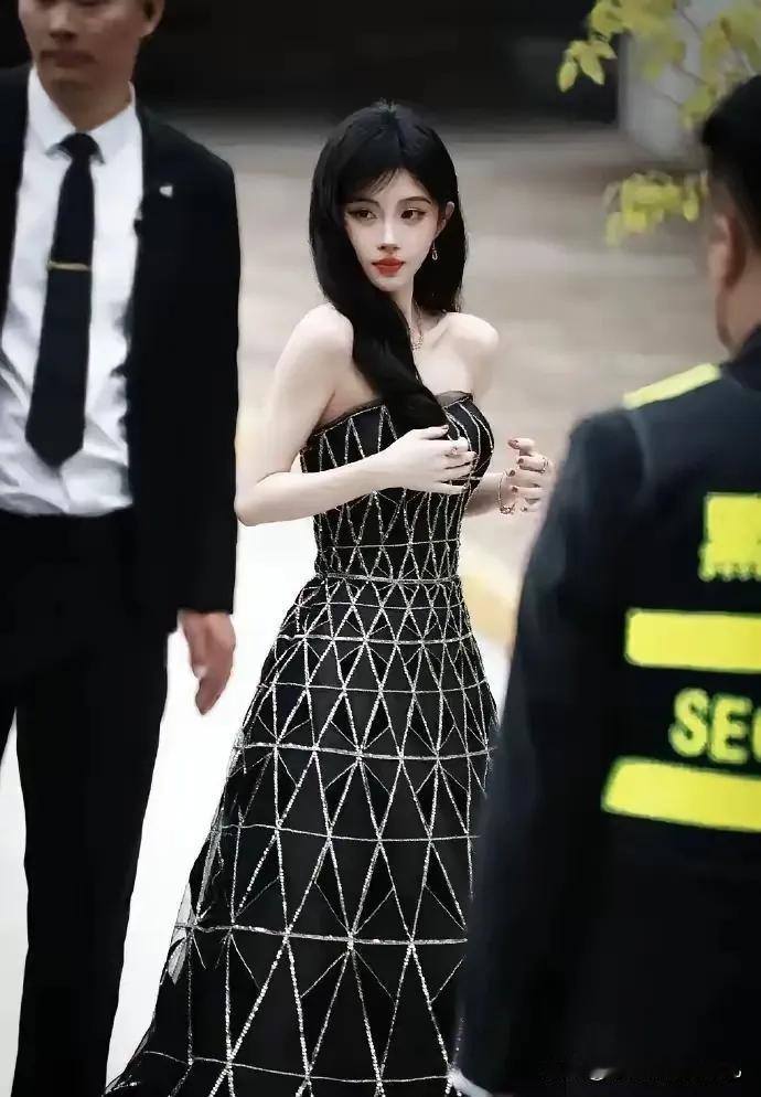 我是真的get不到这个四千年第一的大美女。

这个就是日本人眼中四千年才出一个的