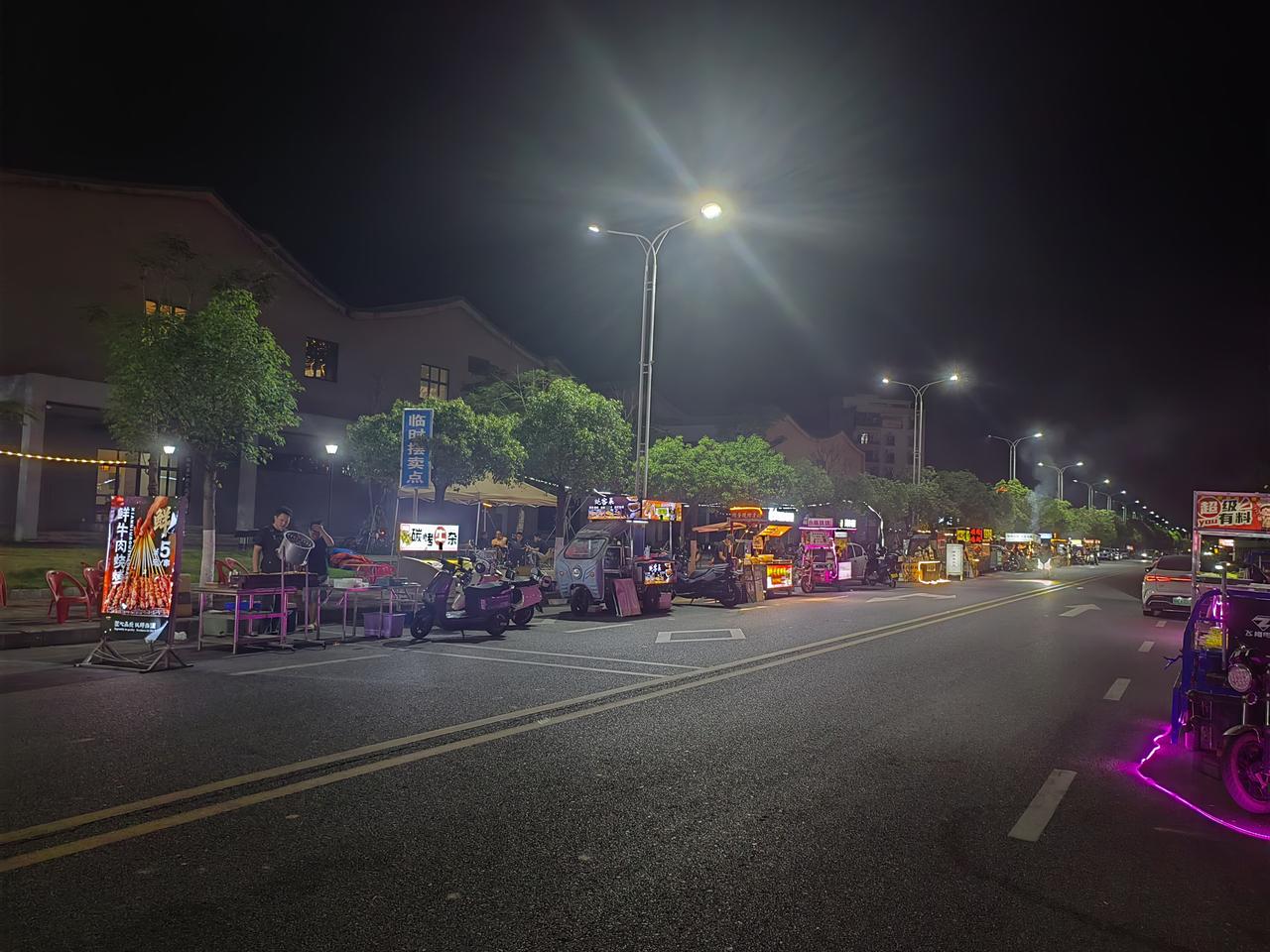 夜幕下的美食街，灯火阑珊，人间烟火气