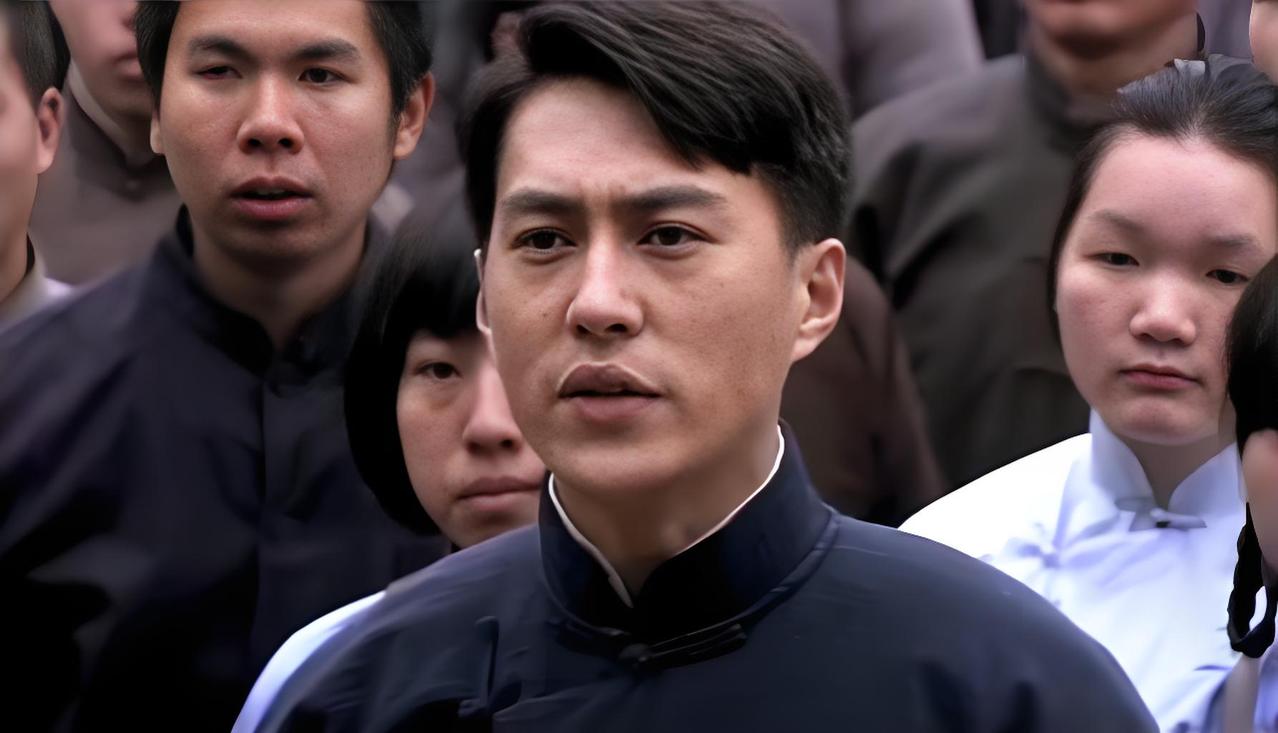 靳东在电视剧《开天辟地》（2011年）中饰演周恩来

一袭民国长衫，身姿挺拔，目