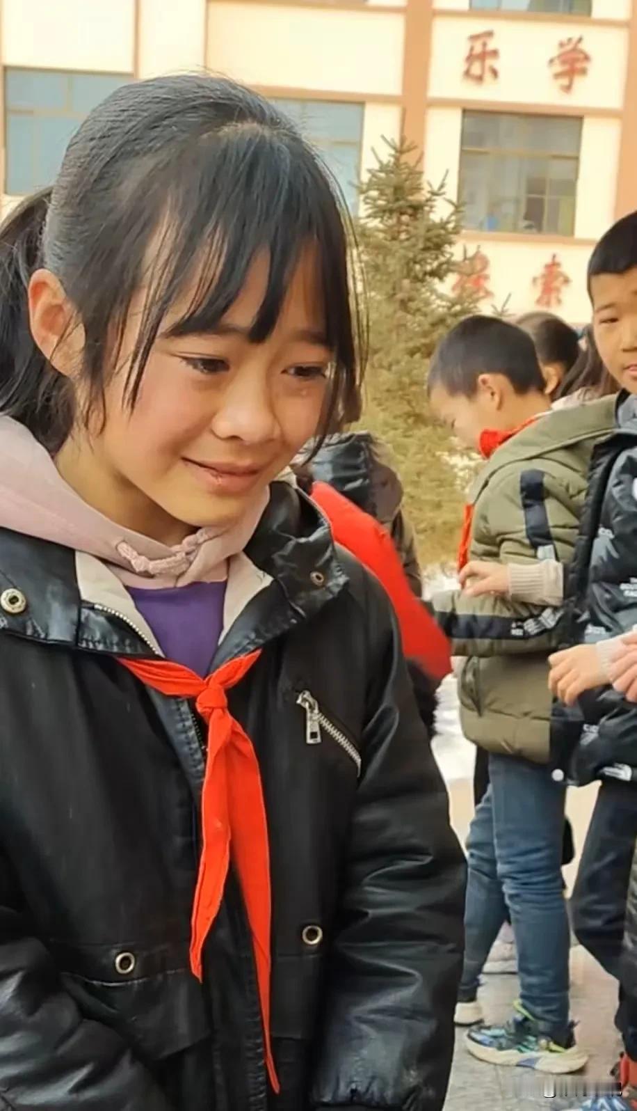 胡雷崩溃了！他最喜欢的一个小姑娘离开了。
这个小姑娘大家应该都有印象，她看到资助