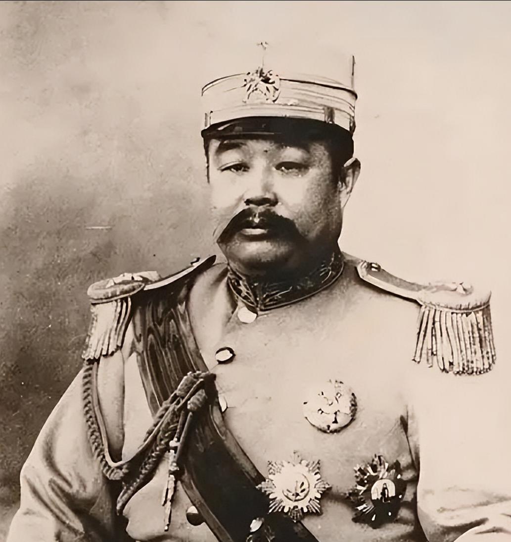 民国副总统黎元洪借宿在部下家中，睡梦中隐约觉得有些不对劲，他的裤子湿了一片。他急