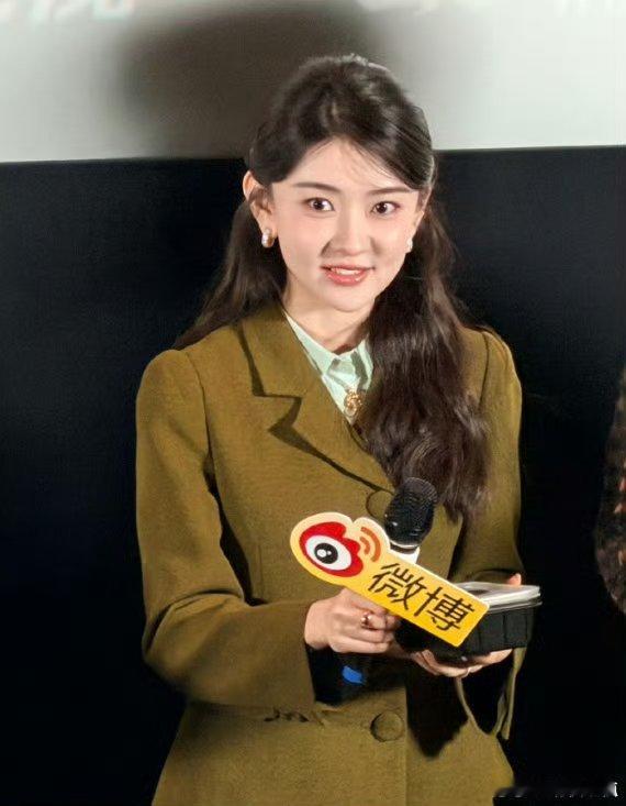 梁洁美成洋娃娃了谁能抗拒这样的梁洁？精致得像橱窗娃娃，手持鸡排又满是烟火气，温柔