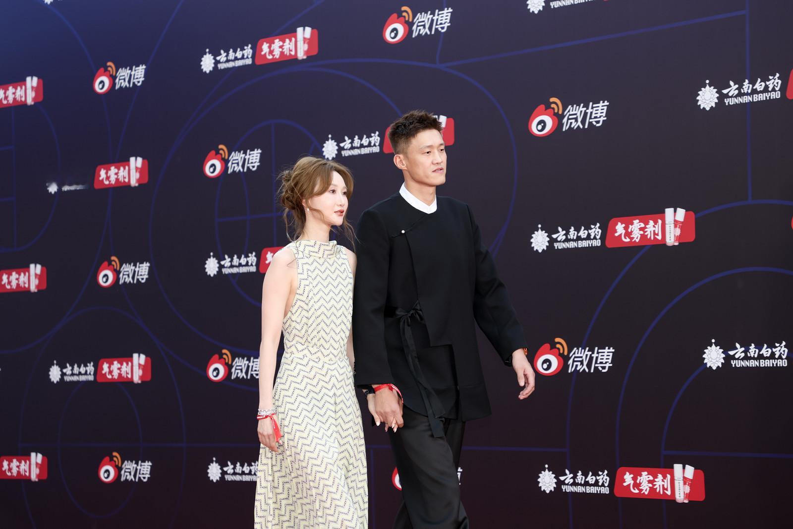 周鹏夫妇篮球圈模范夫妻就一个字，恩爱 ​​​