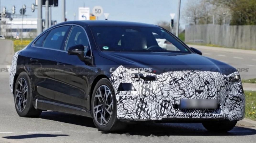 奔驰新C级纯电谍照图曝光感觉有点像奥迪的风格隐藏式门把手这两年也要被强制取消吧